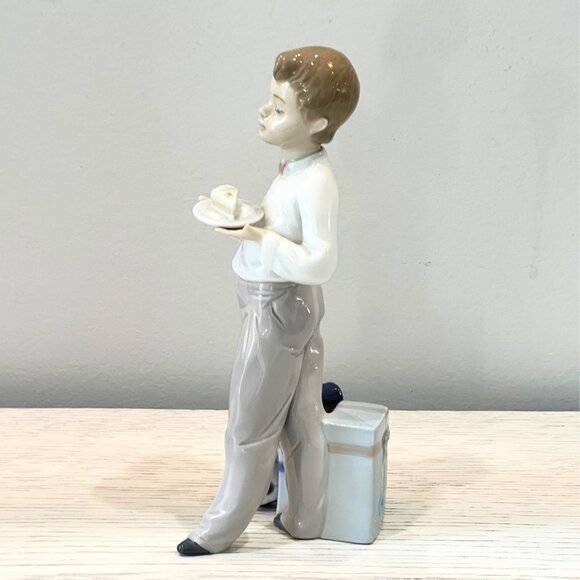 Vintage Lladro Guest of Honor Figurine 5877 Birthday Boy w Cake Presents RARE - Picture 8 of 10
